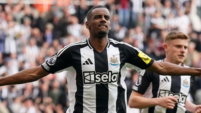 Liverpool handed major boost in Isak pursuit