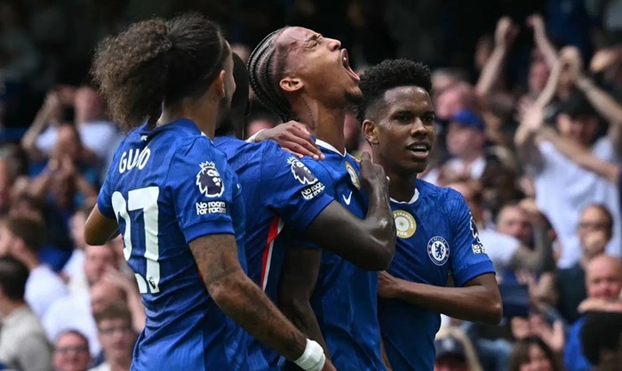 Chelsea beat Fulham 2-0 in controversial West London derby