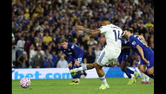 Leeds United mark Premier League return with late win over Everton