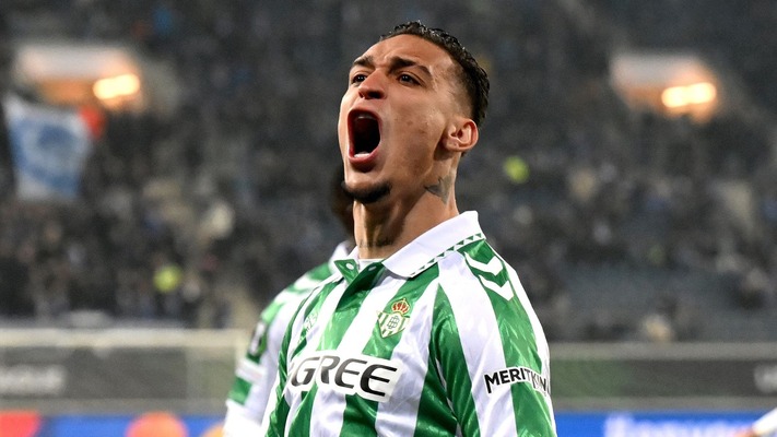 Manchester United accept Real Betis bid for Antony