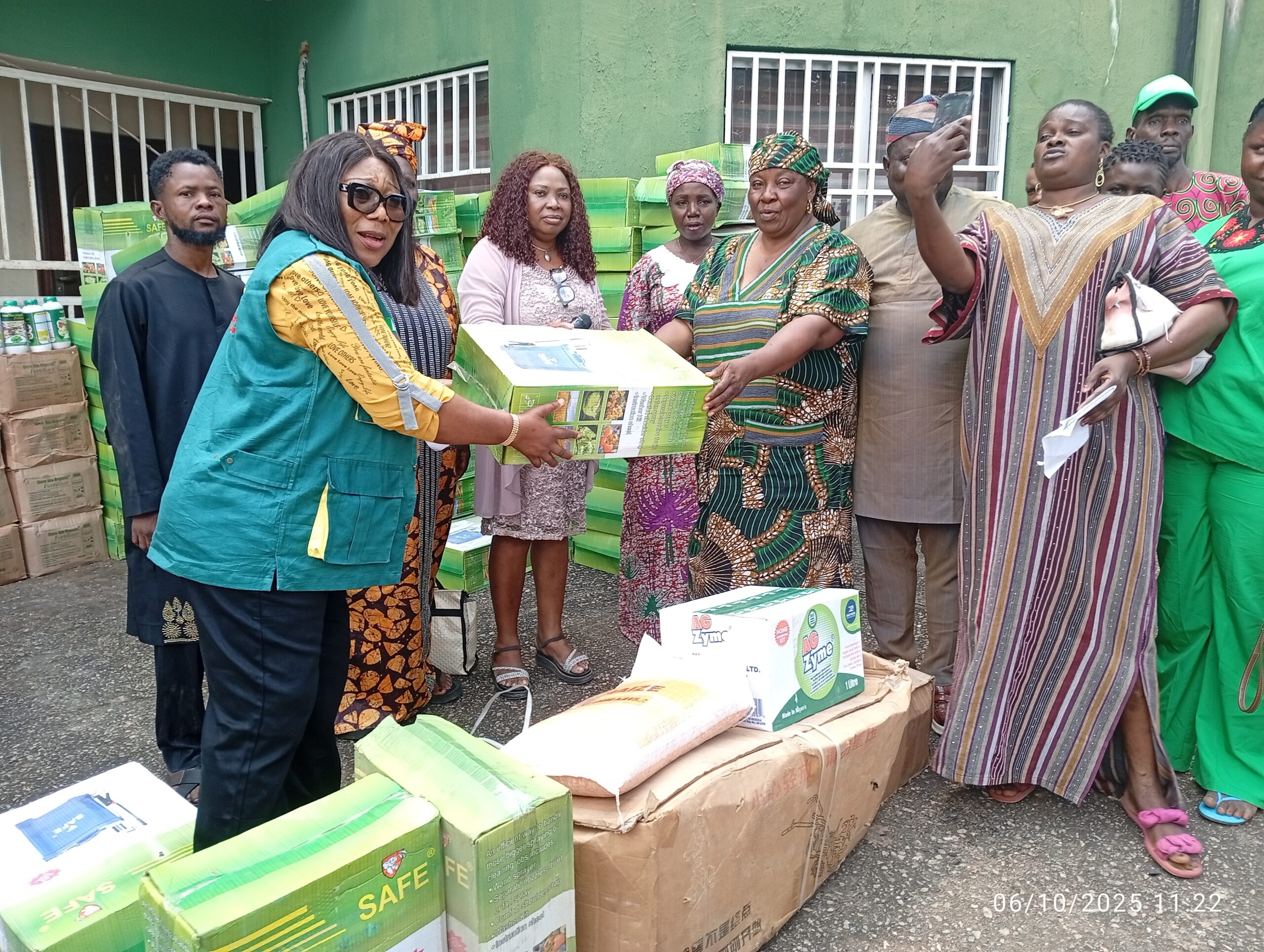 FG distributes inputs, equipment to 500 farmers in Edo