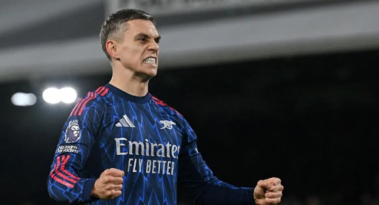 Arsenal beat Fulham to go top of Premier League table