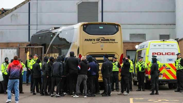 Angry Rangers fans block team bus after Falkirk draw