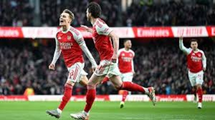 Arsenal reclaim Premier League top spot with 2–1 win over Brighton
